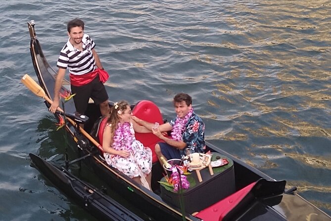 Aloha Gondola Cruise with Drinks & Pastries - Stops and Timing: How the Cruise Fits in About One Hour
