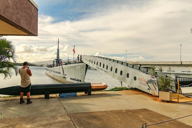 Best Of Pearl Harbor: USS Arizona Memorial & Historic Honolulu - Stop 3: Punchbowl Crater and the National Memorial Cemetery