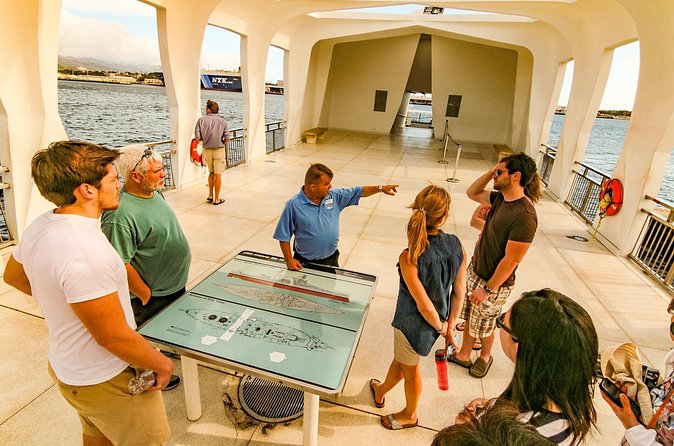 Best Of Pearl Harbor: USS Arizona Memorial & Historic Honolulu - Stop 5: King Kamehameha Statue, short stop, big orientation