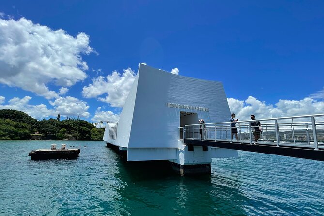 Family-friendly Pearl Harbor and Honolulu Downtown with private transportation - Iolani Palace Area: Honolulu Stories Without the Long Lecture