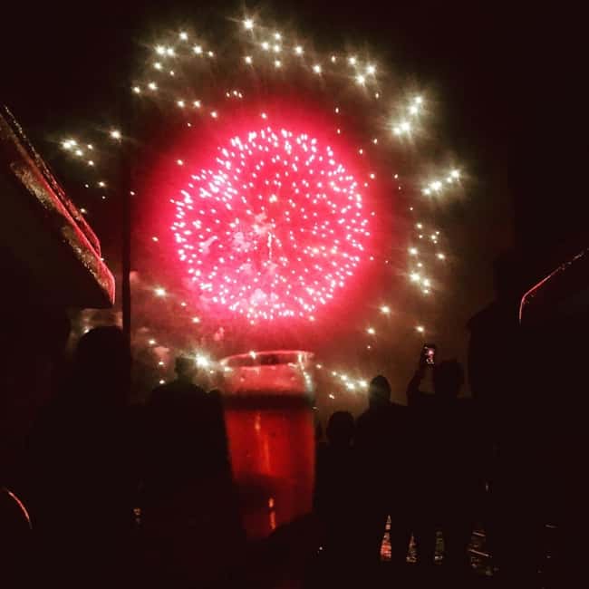 Honolulu: 1-Hour Friday Night Fireworks Cruise with Drinks - A 1-hour Friday night catamaran plan in Honolulu