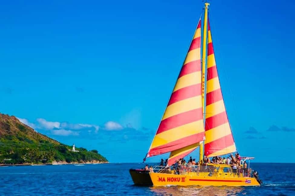 Honolulu: 1-Hour Friday Night Fireworks Cruise with Drinks - The cruise views: Waikiki skyline and Ala Moana lights