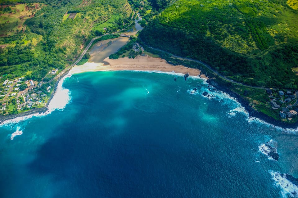 Honolulu: Blue Skies of Oahu Helicopter Tour - Kaneohe Bay coral formations and Nuuanu Valley rainforest: when the island changes mood