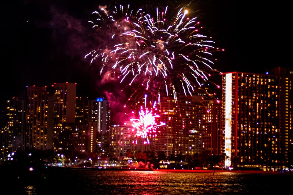 Honolulu: Friday Night Fireworks Cruise with Music - The Waikiki Night View Starts Before the First Boom