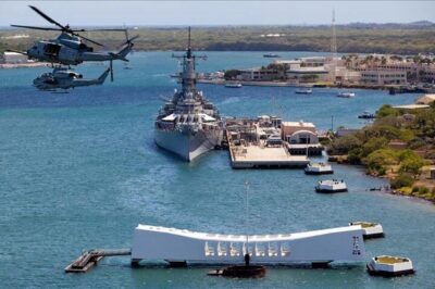Honolulu: Pearl Harbor, USS Arizona and Battleship Missouri - Pearl Harbor Visitor Center: exhibits, artifacts, and a guided baseline