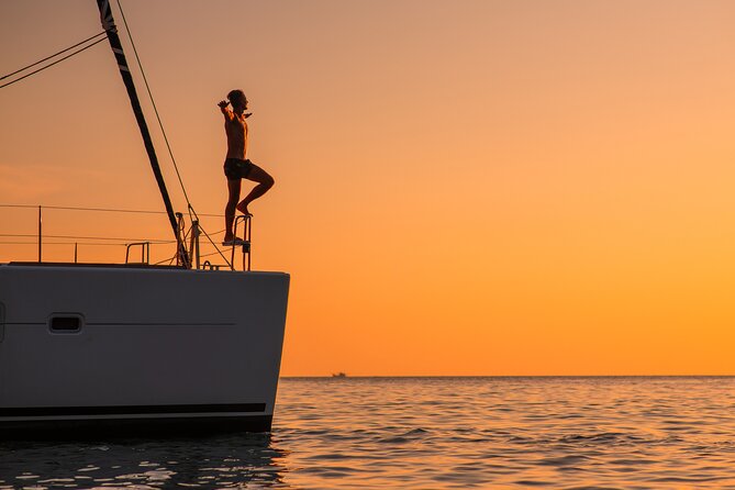 Luxury Diamond Head Sunset Sail - Waikiki to Diamond Head: how the 5:00 pm start shapes the evening