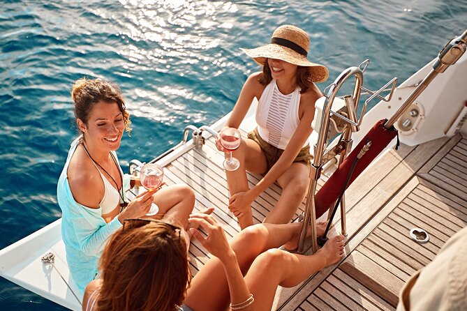 Luxury Diamond Head Sunset Sail - Private charter means your group sets the tone