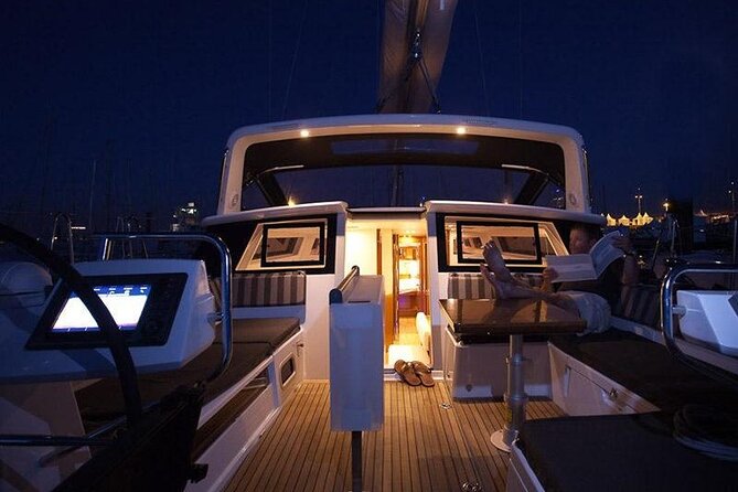Luxury Diamond Head Sunset Sail - Cruising the Waikiki coastline: the sunset is the main event