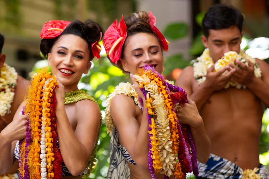 Oʻahu: Nā Lei Aloha Lūʻau & Dinner or Cocktail Show Option - Lei greeting plus your first drink: where the night begins