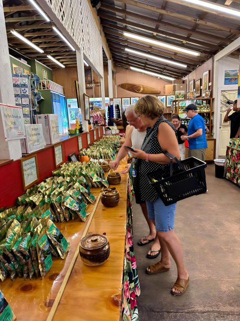 Oahu Circle Island Tour - Best Spots & Beaches - The macadamia nut farm stop: snacks, coffee, and a real local rhythm