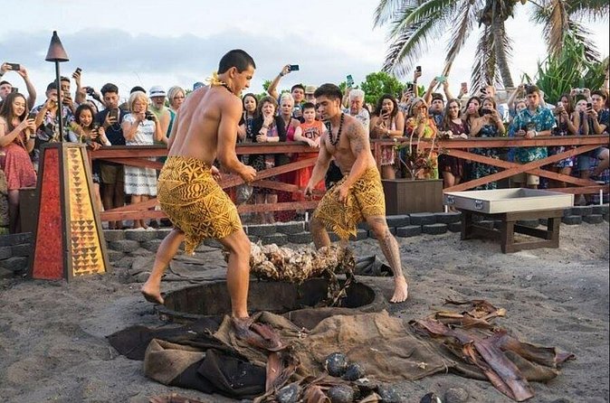 Oahu: Germaine's Luau - Dinner at Germaine’s: What’s on the Plate and Why It Works