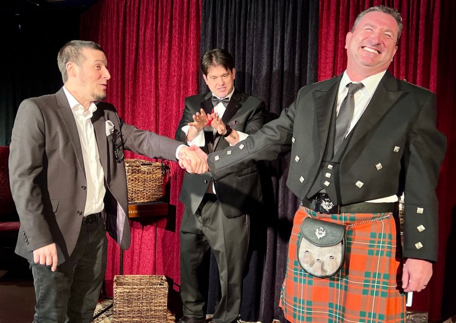 Oahu: Hilton Waikiki Beach Hotel Magical Mystery Show - Comedy banter and audience participation that don’t feel forced