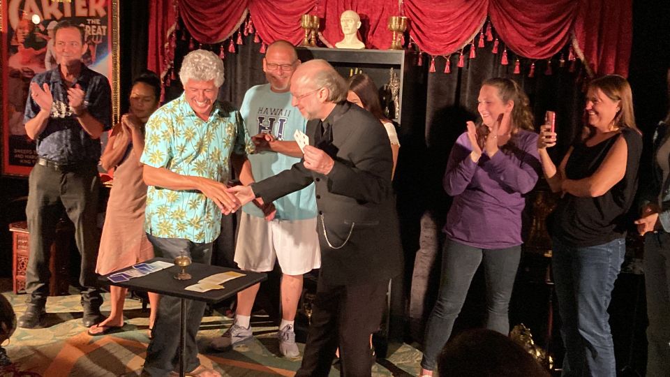 Oahu: Hilton Waikiki Beach Hotel Magical Mystery Show - Floating, disappearing, and shape-changing objects: what to watch for