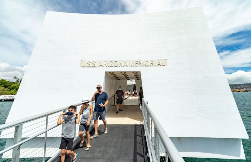 Oahu: Pearl Harbor Battleship Tour - Getting from Waikiki to Pearl Harbor: what the full day feels like