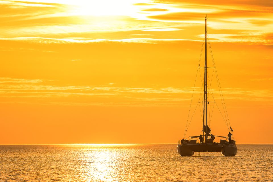 Oahu: Sunset Cruise of West Oahu with Drinks and Appetizers - A 2-hour West Oahu sunset sail on a Gold Coast catamaran