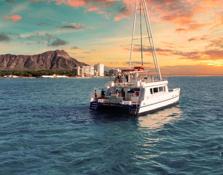 Oahu: Sunset Sail Cruise in Waikiki - Snacks, non-alcoholic drinks, and BYOB (21+): what to expect onboard
