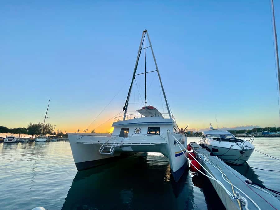 Oahu: Sunset Sail Cruise in Waikiki - If the water is choppy: how to avoid turning sunset into nausea