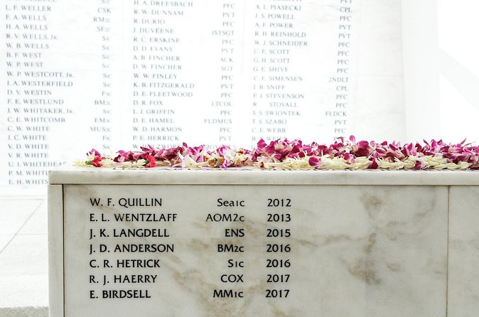 Pearl Harbor USS Arizona Memorial and Honolulu City Tour - Honolulu Photo Stops: Kamehameha and Iolani Palace Views