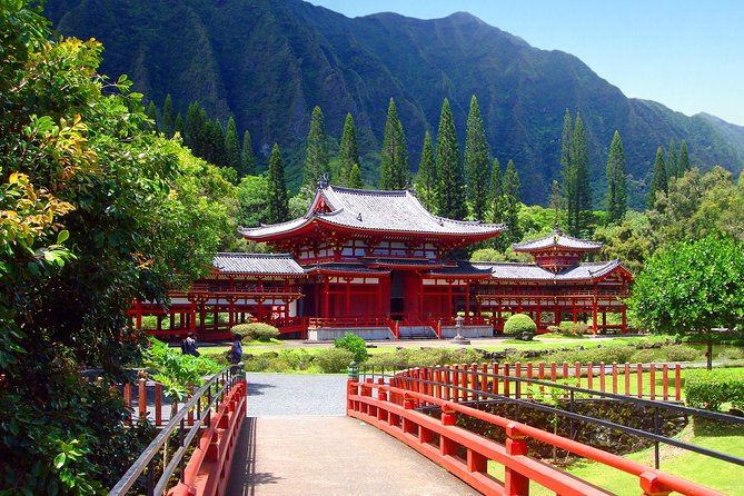 Private Green and Blue Circle Island Oahu Tour (se habla espanol) - Byodo-in Temple: A Quiet Japanese Replica That Sets the Tone