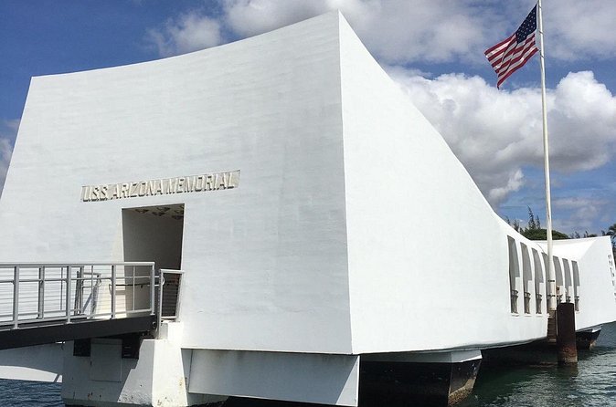 Private Pearl Harbor & North Shore tour (Se habla Español) - Haleiwa Town and the beach park: photos, surfers, and possible sea turtles