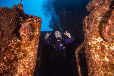Small-Group Deep Dive in Oahu with Shipwreck and Reef - The reef stop at 40–60 feet: controlled, flexible, and close to the action