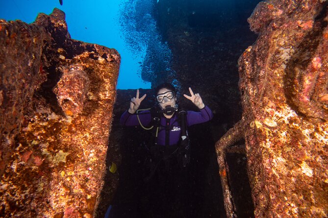 Small-Group Deep Dive in Oahu with Shipwreck and Reef - The reef stop at 40–60 feet: controlled, flexible, and close to the action