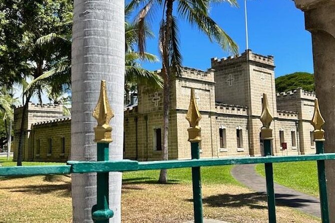 Through A Glass Darkly The Strange and Tragic History Of Honolulu - If you want history you actually remember, this is a good fit