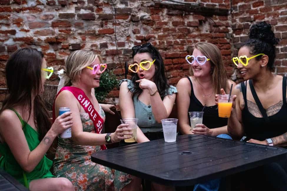 Waikiki Ghosts Boos and Booze Haunted Pub Crawl - Duke Paoa Kahanamoku Statue: one moment that slows the night down