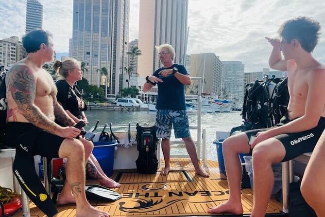 Waikiki Two Tank Guided Scuba Diving Adventure: Certified Diver - A four-hour window with two tanks and a real cruise break
